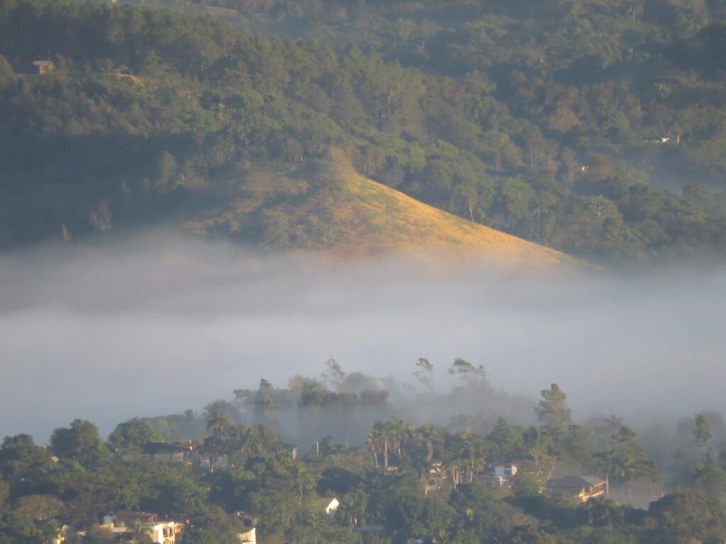 Paisaje desde las alturas de jarabacoa por la mañana