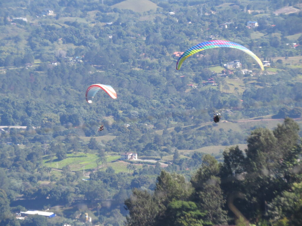 Dos parapente bajando de la montaña